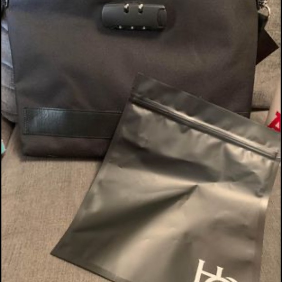 Nwt herbgaurd smellproof 12x10 lockable stash bag - Picture 2 of 2